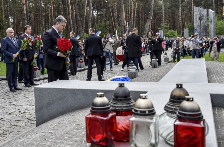 Президент Петр Порошенко почтил память жертв политических репрессий
