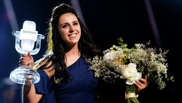 Джамала, победившая в финале международного конкурса Евровидение-2016, на церемонии награждения
