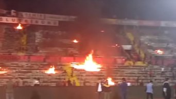 Турецкие фанаты подожгли стадион. Видео