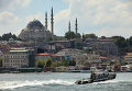 Вид на Голубую мечеть в Стамбуле через пролив Босфор