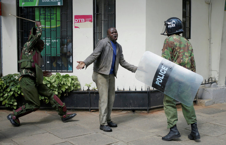 Кенийские полицейские избивают протестующих во время столкновений в Найроби