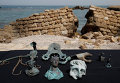 Израильские археологи обнаружили в море возле древнего порта Кесарии редкую по уникальности предметов, обилию и сохранности находку — останки затонувшего корабля с якорями, бронзовыми фигурками и массой монет IV века н.э.
