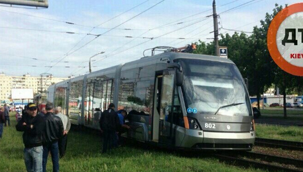 ЧП в Киеве: сошел с рельс новый трамвай Электрон