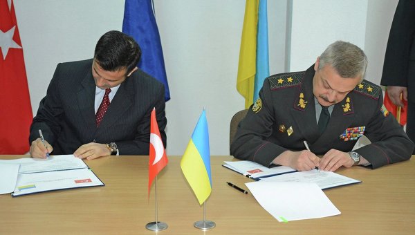 Военный атташе при Посольстве Турецкой Республики в Украине капитан 1 ранга М.Аслан и генерал-лейтенант Л.Голопатюк