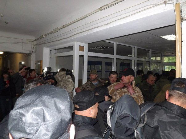 Потасовка между АТОшниками и титушками, охранявшими управление Госгеокадастра в Житомире