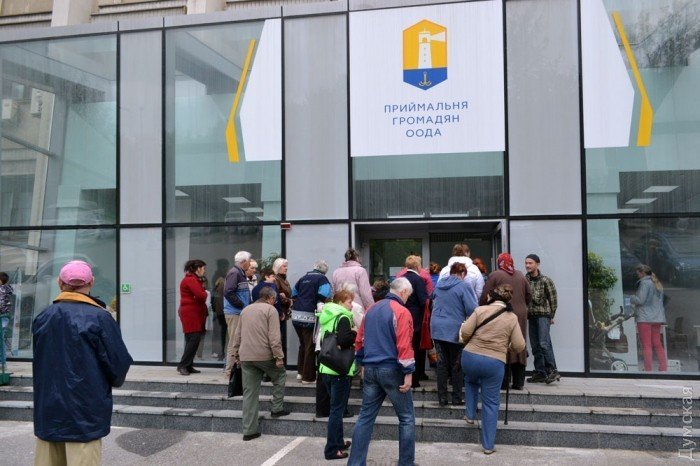 Гройсмана в Одессе встретили пикетами: переселенцы инвалиды требуют встречи с премьером