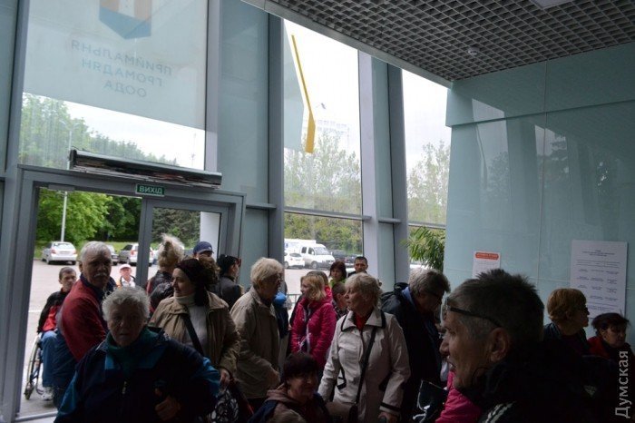 Гройсмана в Одессе встретили пикетами: переселенцы инвалиды требуют встречи с премьером