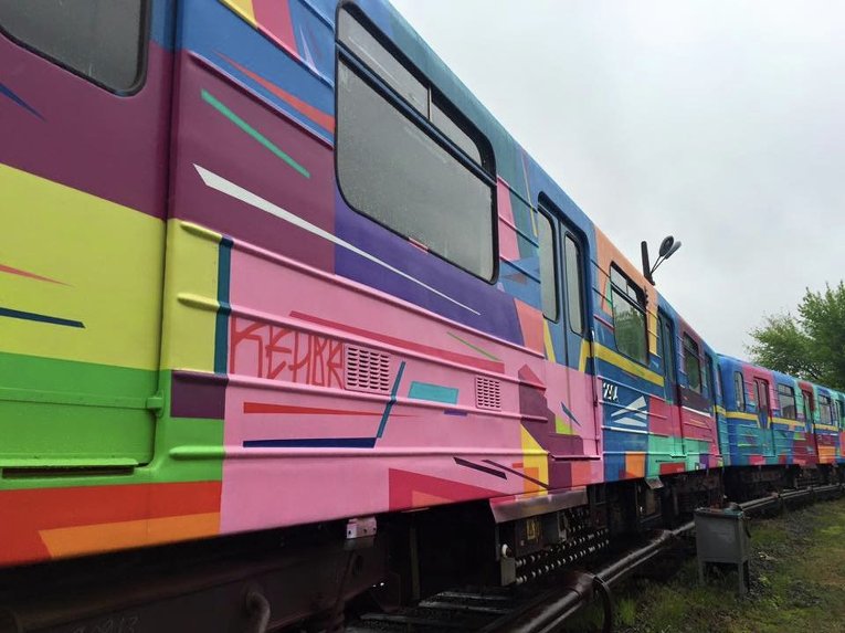 В киевском метро курсирует разрисованный испанским художником поезд