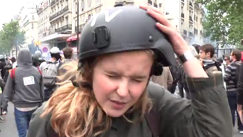 Протесты в Париже: журналистку из РФ ударили по голове в прямом эфире. Видео