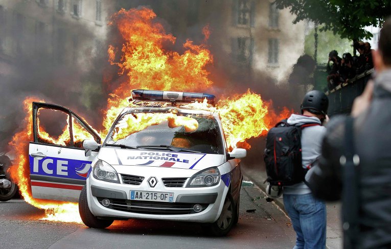 Парижане, участвующие в акциях протеста против трудового законодательства, сожгли полицейское авто