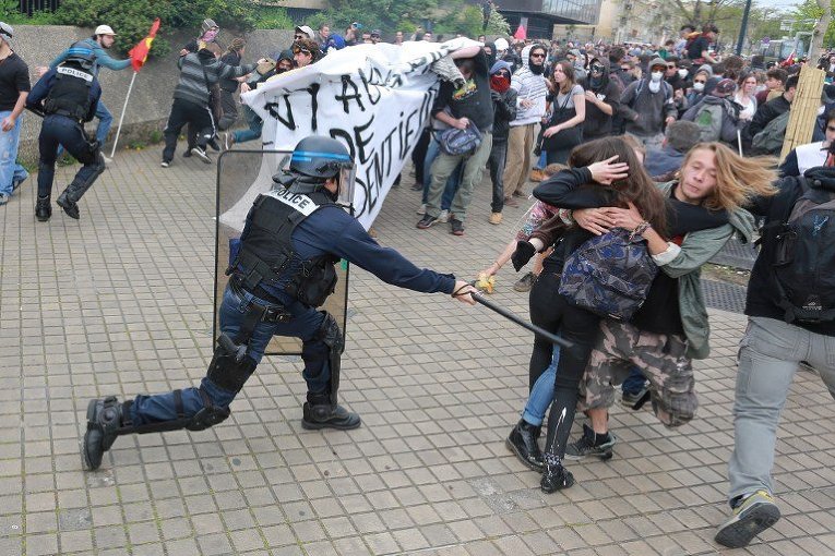 Столкновения демонстрантов и полицейских в Париже, где проходят акции протеста против нового трудового законодательства