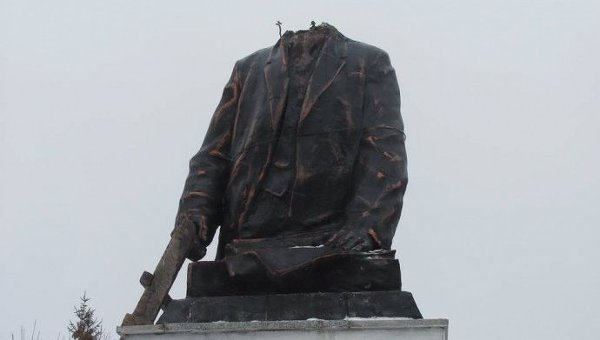Снос памятника Ленину в Харьковской области