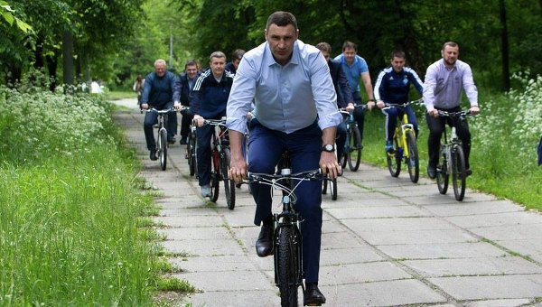 Виталий Кличко на велосипеде. Архивное фото