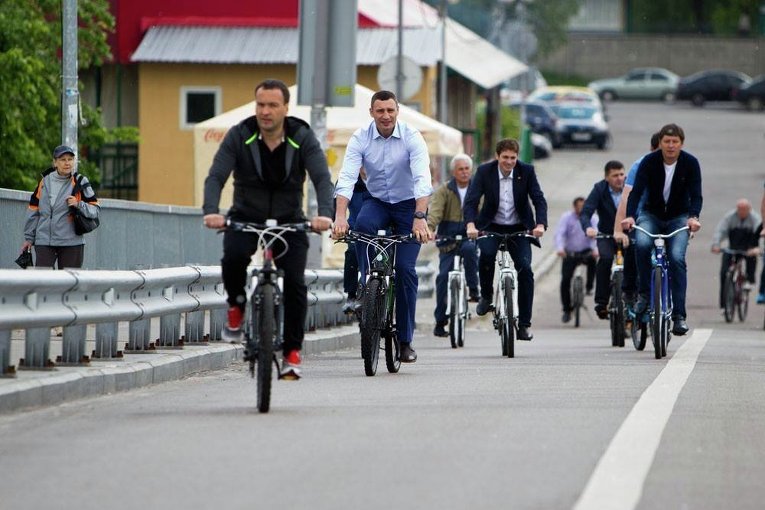 Виталий Кличко на велосипеде проверил подготовку пляжей Киева к сезону