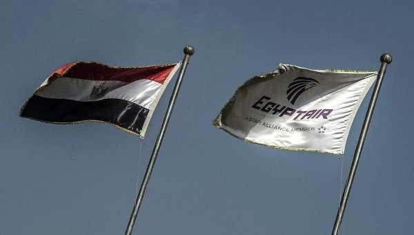 Флаги Египта и EgyptAir в Каире
