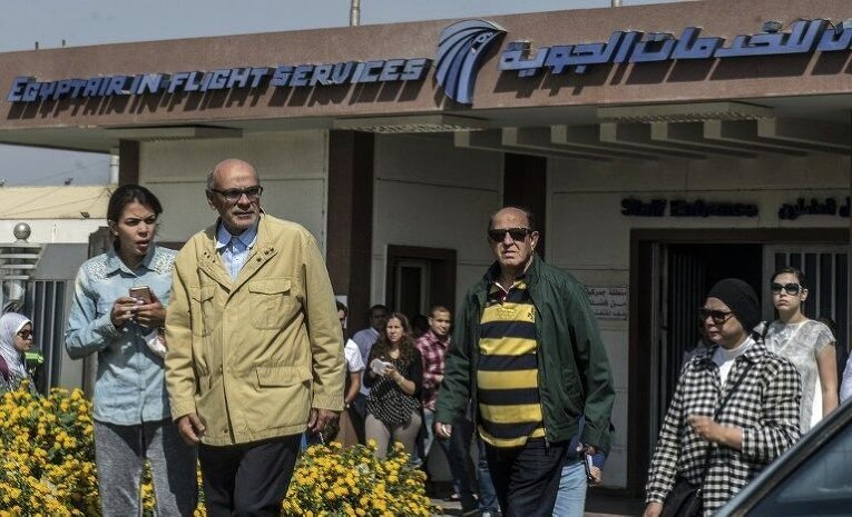 Родственники пассажиров EgyptAir в Каире