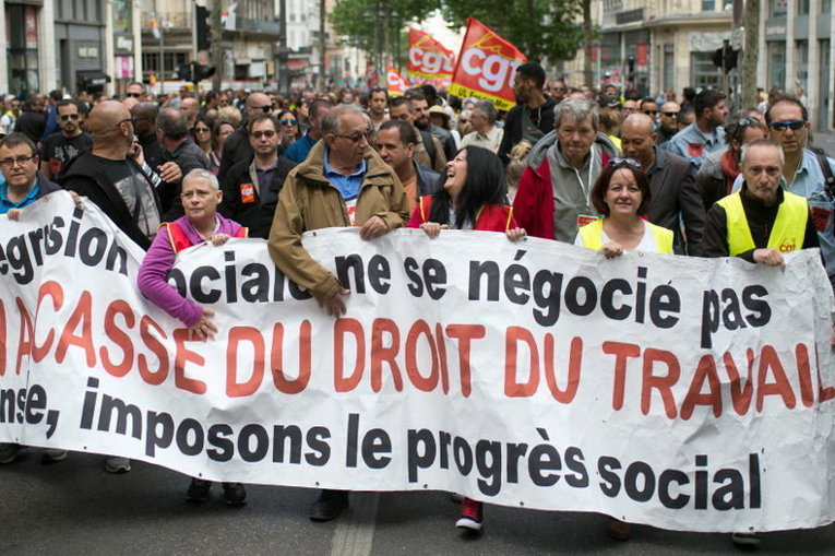Протестующие с плакатом Нет нарушениям трудового законодательства во время протестов против реформы трудового законодательства в Марселе.