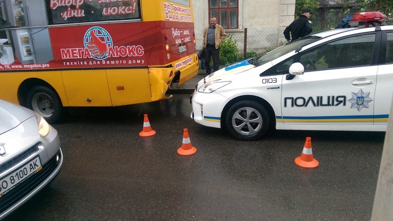 В Тернополе машина патрульных врезалась в маршрутку