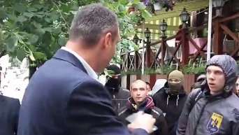 Виталий Кличко пообщался с участниками марша Азова