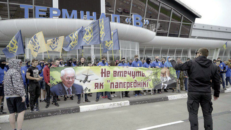 Активисты Азова после пятничного марша в столице решили напомнить представителя власти судьбу их предшественников