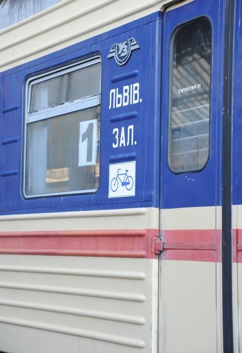 Львовская железная дорога запустила поезд с вагоном для велосипедистов