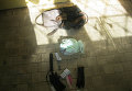 Кадры с места нападения вооруженной женщины на ювелирный магазин в Черноморске