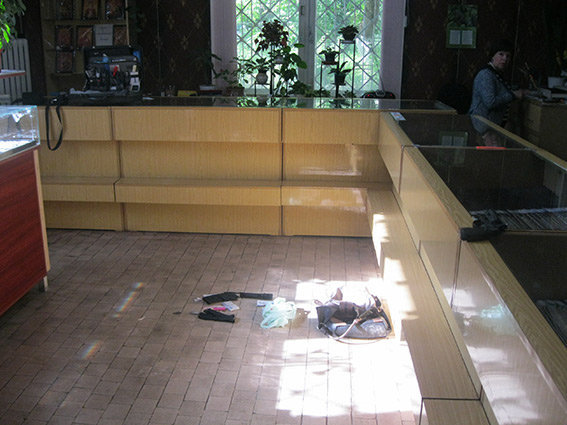 Кадры с места нападения вооруженной женщины на ювелирный магазин в Черноморске