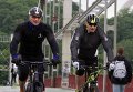 Владимир и Виталий Кличко на велосипедах