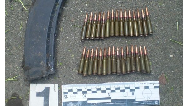 В Киеве во дворе у многоэтажки нашли гранату и патроны