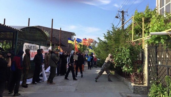Активисты пикетируют дом одесского судьи