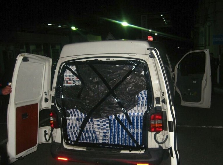 Обыск дипломатического авто, перевозившего контрабандные сигареты