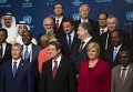 Петр Порошенко и Ангела Меркель в ходе фотографирования на саммите ООН в Стамбуле
