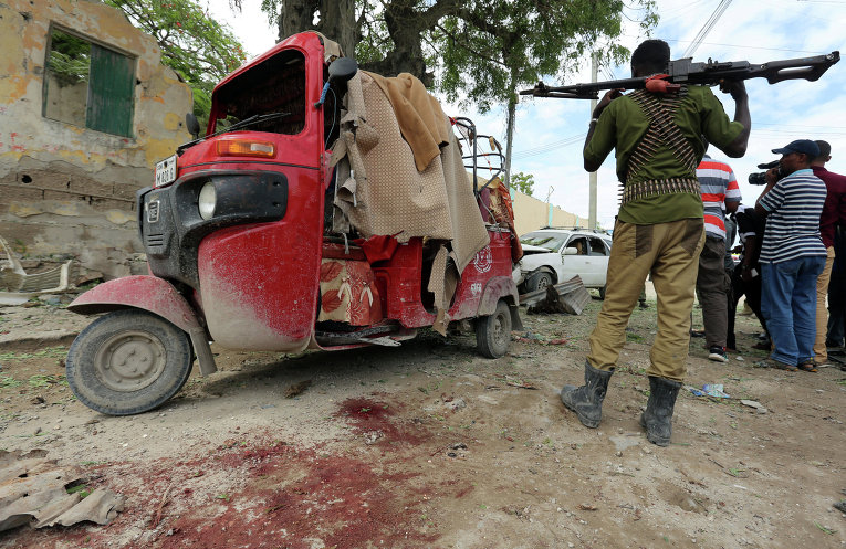 На месте взрыва в Могадишо, Сомали.