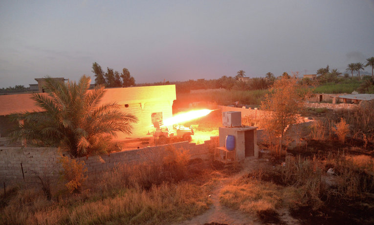 Шиитские бойцы сил запустить ракету в сторону ИГ на окраине Эль-Фаллуджа, Ирак