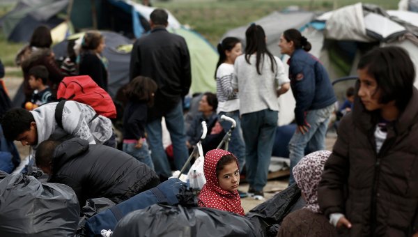 Эвакуация мигрантов из лагеря близ городка Идомени. Архивное фото