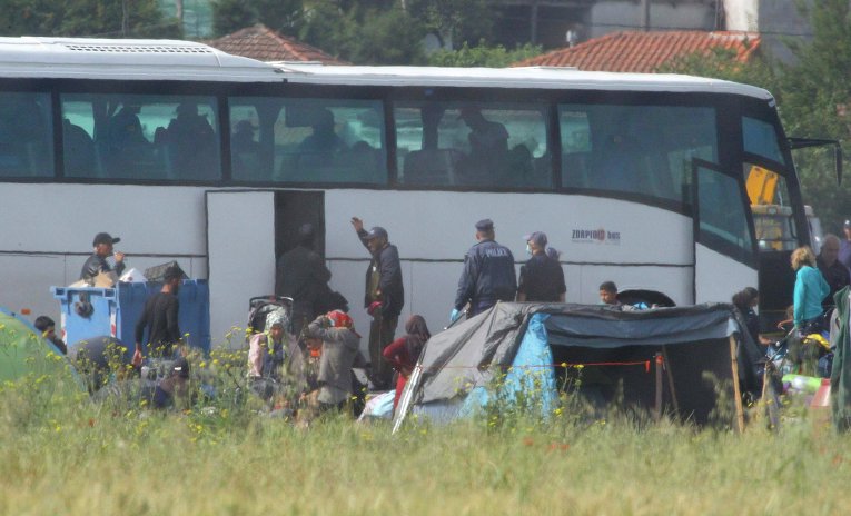 Власти Греции начали постепенную эвакуацию лагеря беженцев близ Идомени