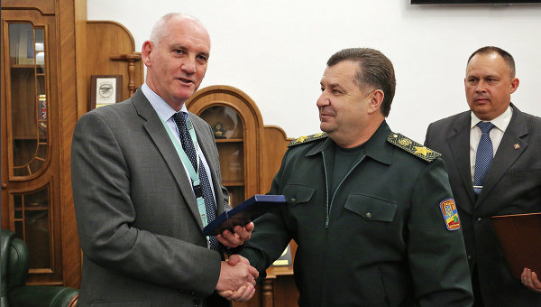 Полторак вручил британскому советнику медаль за реформы в ВСУ