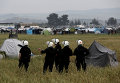 Греческие власти начали поэтапную эвакуацию мигрантов из лагеря близ городка Идомени