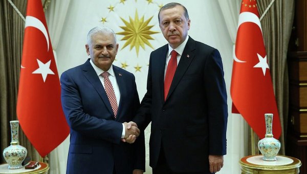 Президент Турции Тайип Эрдоган (справа) и премьер-министр Бинали Йылдырым