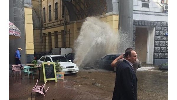 Прорыв трубы в центре Киева