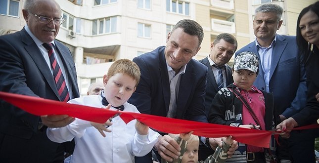 Мэр Киева Виталий Кличко принял участие в открытии филиала центра предоставления административных услуг на Лесном массиве столицы и пообщался с жителями.