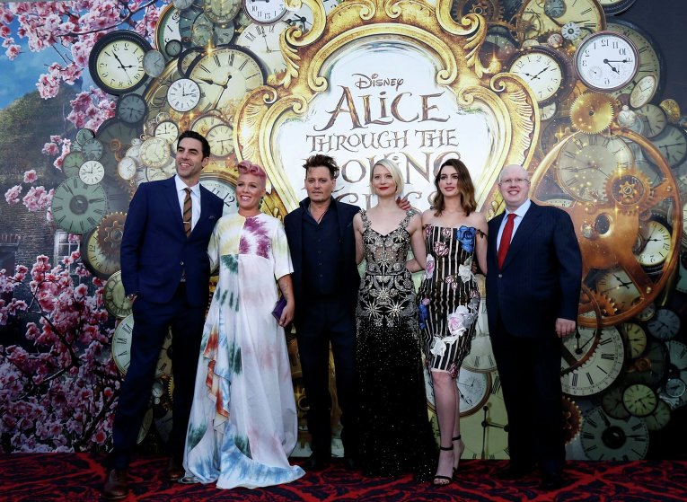 Депп, Васиковска, Хэтэуэй и Пинк представили в Голливуде Алису в Зазеркалье