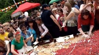Давка за бесплатным тортом в Одессе. Видео
