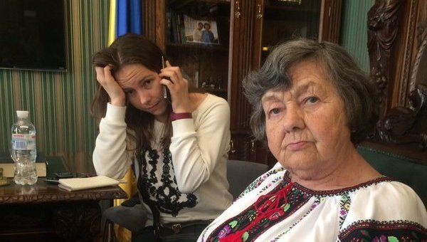 Мать и сестра Надежды Савченко в ожидании ее возвращения на родину