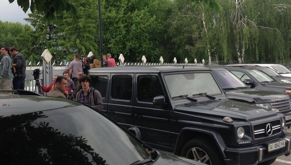 Правительственный кортеж в ожидании Савченко в аэропорту