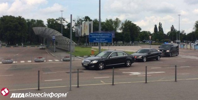Правительственный эскорт в ожидании Савченко в аэропорту