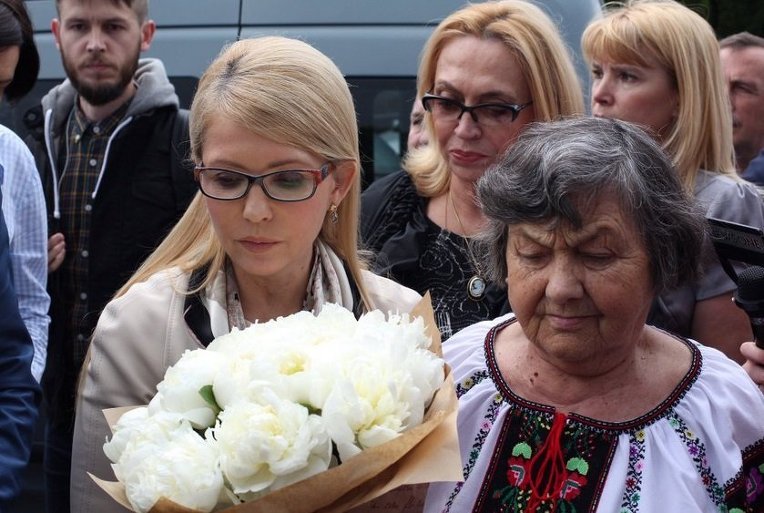 Тимошенко и мать Савченко в эропорту Борисполя