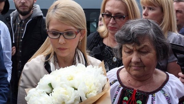 Тимошенко и мать Савченко в эропорту Борисполя