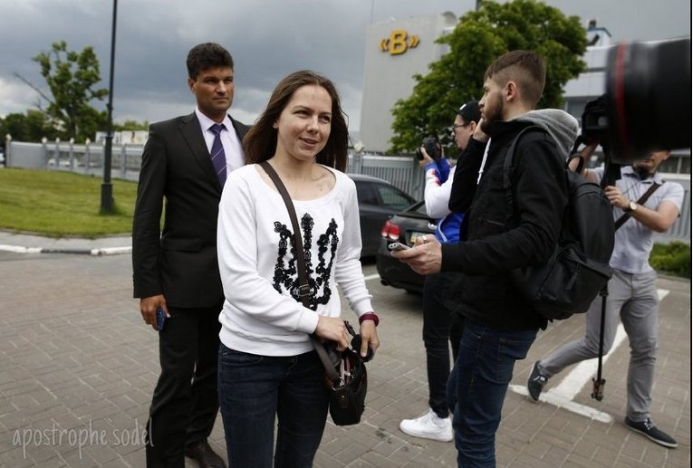 СМИ и представители власти в ожидании Савченко в аэропорту Борисполь
