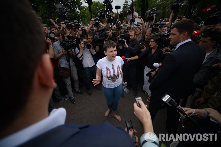Савченко босая. Общается с журналистами